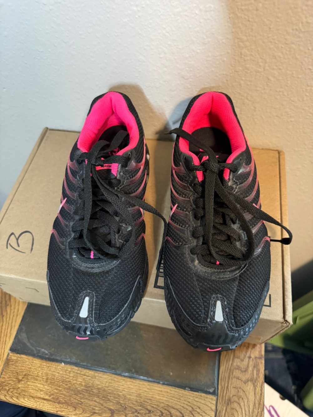 Nike Women's Black and Pink Athletic Running Shoes - Picture 4 of 7